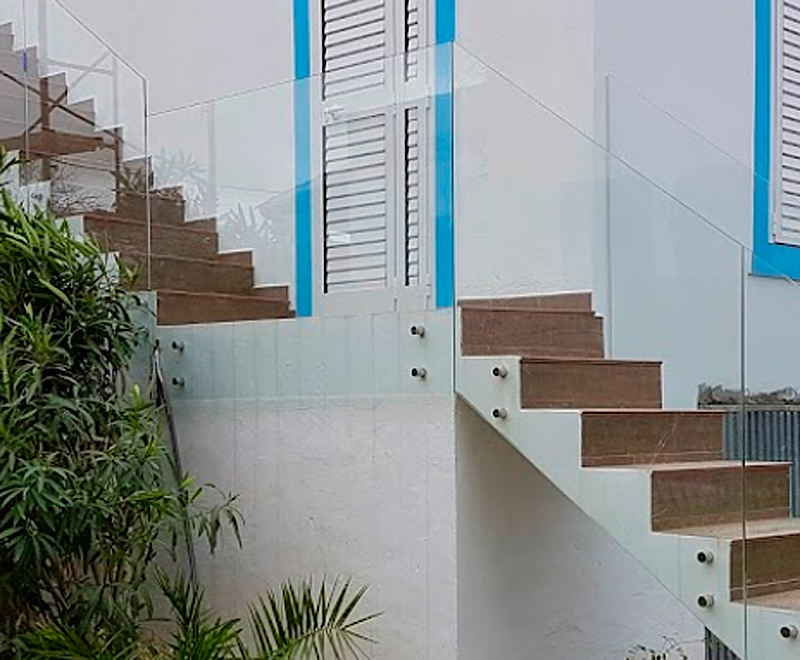 Barandillas de cristal con anclajes de aluminio para escaleras, terrazas, piscinas... en Ibiza