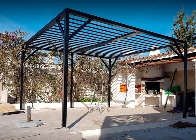 Pérgola de aluminio para terraza exterior en una vivienda unifamiliar de Ibiza