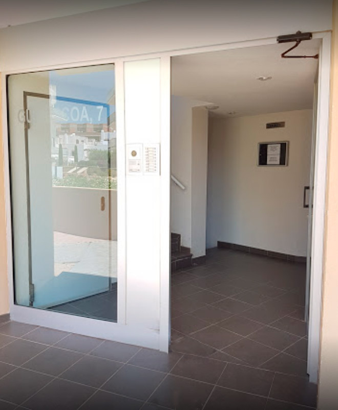 Puerta y panel para una comunidad de vecinos de un bloque de viviendas en Ibiza